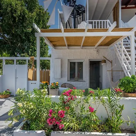 Papikinou Bay Adamantas (Milos)