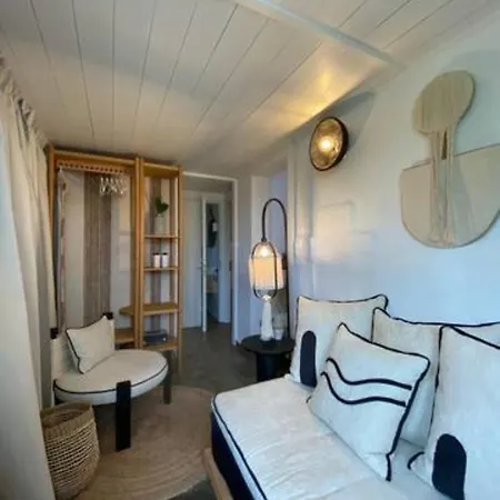 Papikinou Bay Apartment Adamantas (Milos)