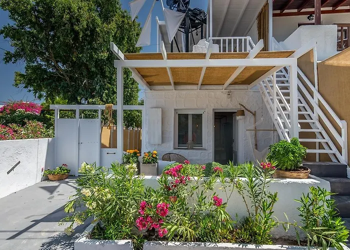 Papikinou Bay Adamantas (Milos)